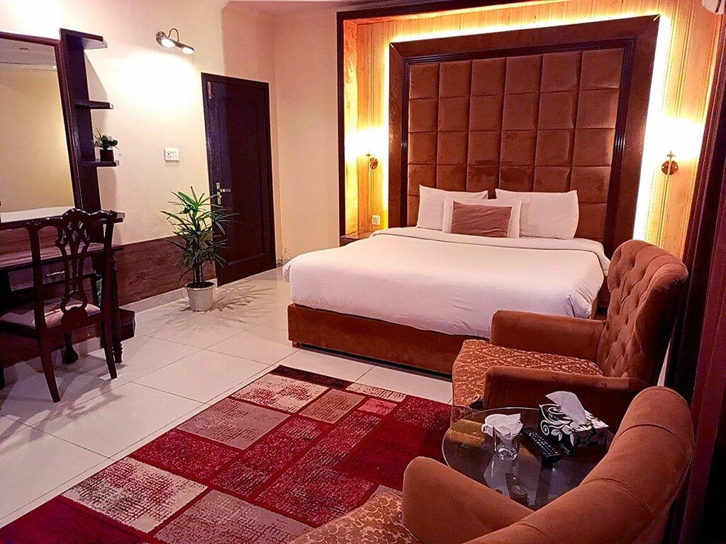 202 – 1 Master Bed | PKR 7,000 |Adams Lodge F-7 Capacity: 2 Guests
