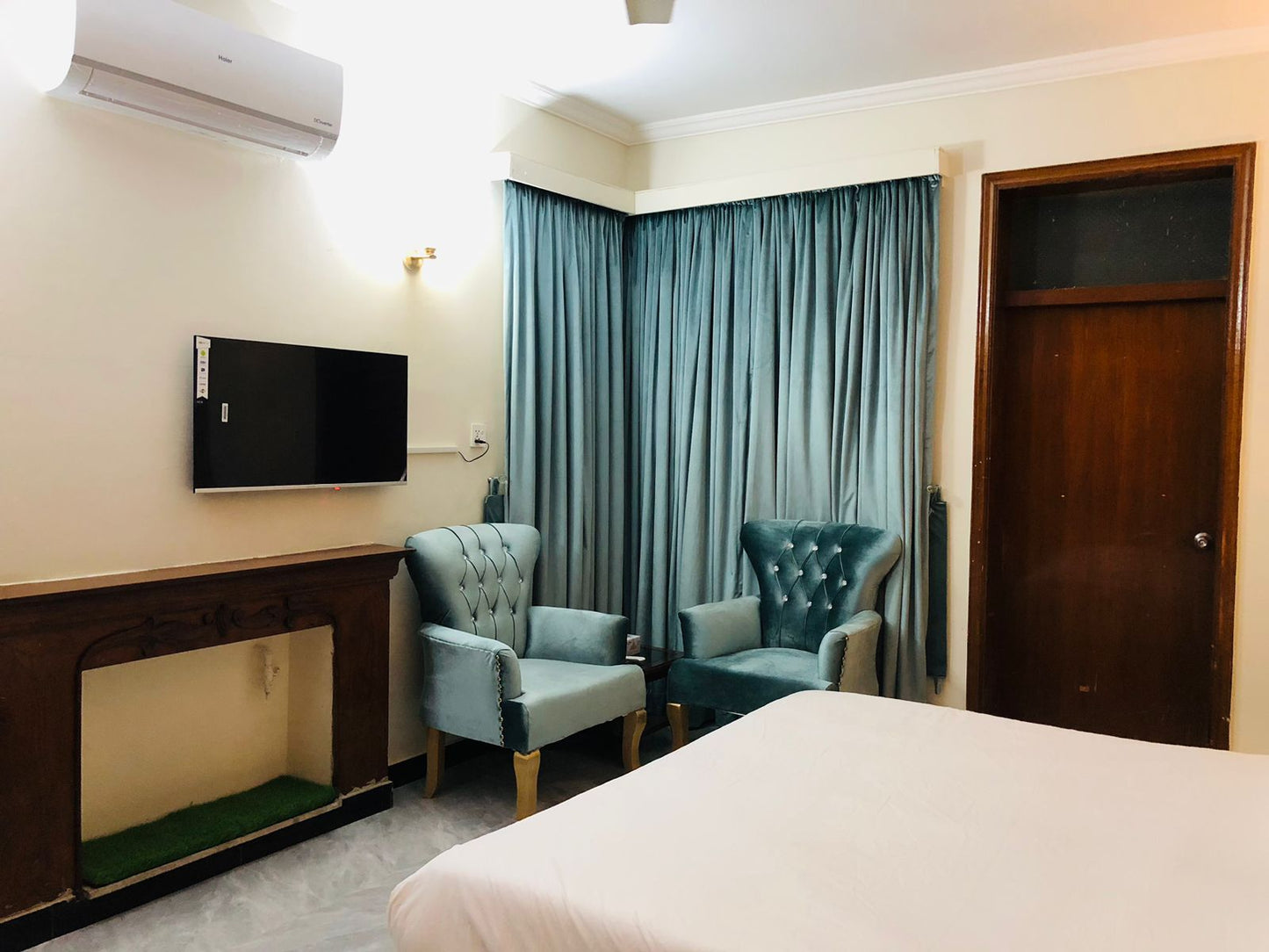 SkyBnB F-8/2 Islamabad | Standard Master Bedroom for 4 Guests