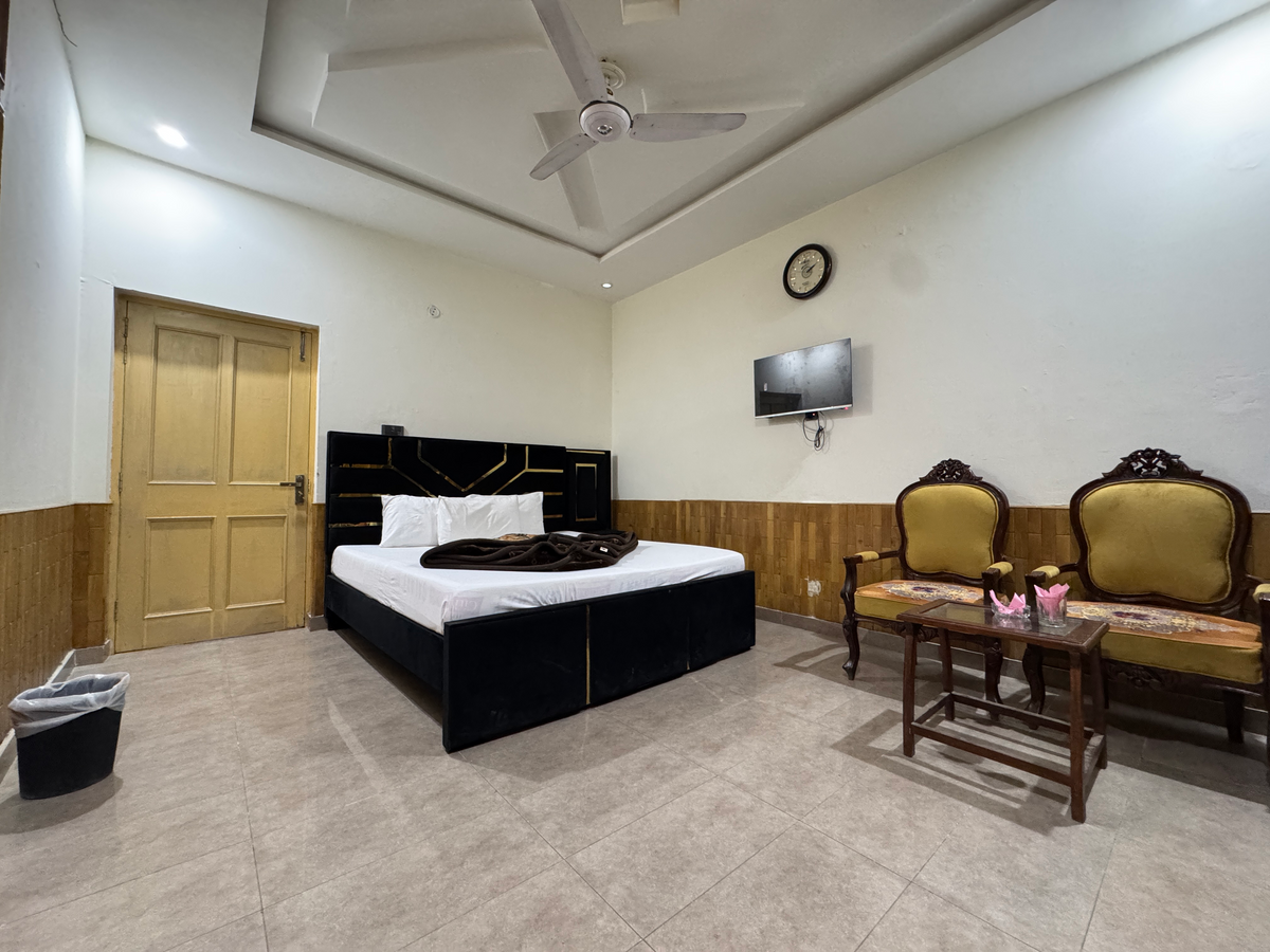 102 – delux dubble Room, Royal Executive Residency