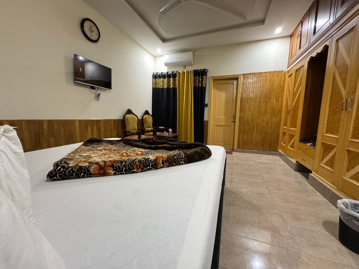 105 – Deluxe Couple Room, Royal Executive Residency