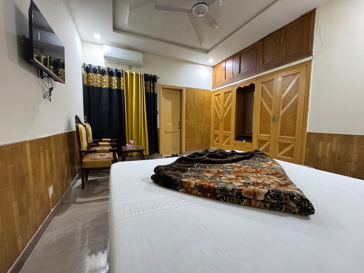 105 – Deluxe Couple Room, Royal Executive Residency