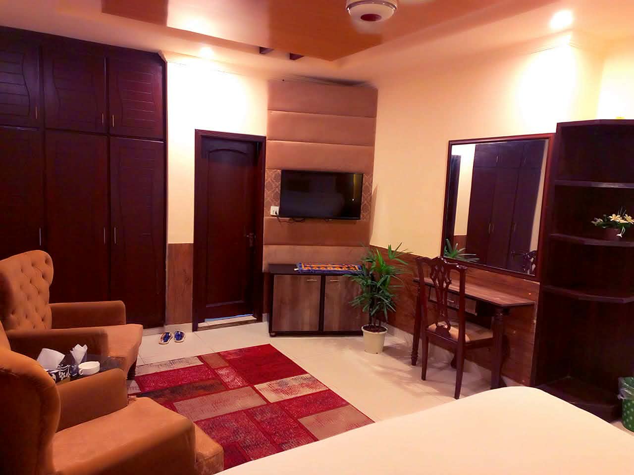 304– 1 Master Bed | PKR 7,000 |Adams Lodge  F-7  Capacity: 2 Guests