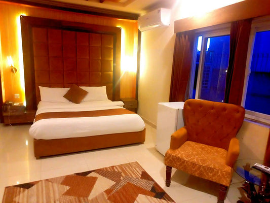 308– 1 Master Bed | PKR 7,000 | Adams Lodge F-7  Capacity: 2 Guests