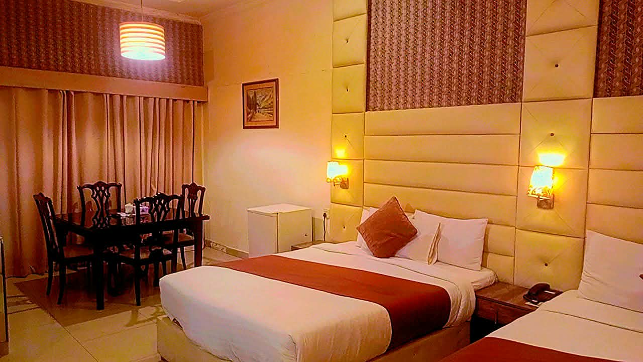 309 – 1 Master Bed | PKR 7,000 | Adams Lodge F-7  Capacity: 2 Guests