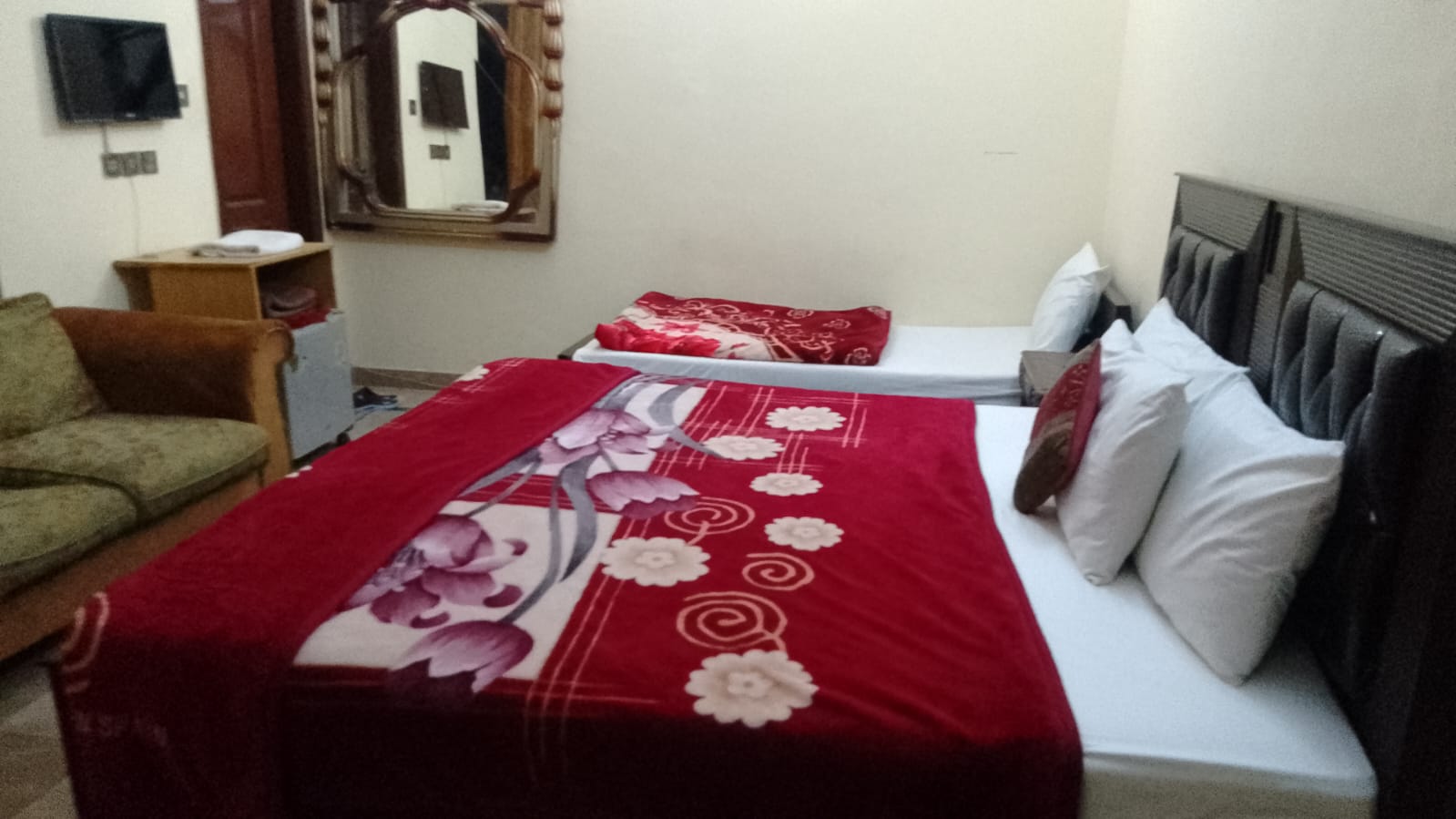SkyBnB G-9/3 Islamabad | Master Plus Room | 1 Master Bed + 1 Single Bed | 3 Guests