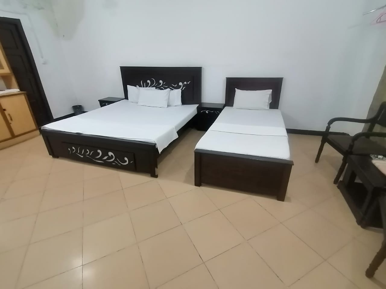 SkyBnB Lux Lounge F-6/1 Islamabad | Deluxe Room | 1 Master Bed + 1 Single Bed | 3 Guests